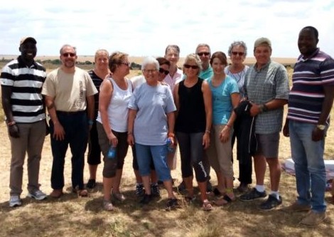 Gruppo di turisti in un campo nella savana keniota