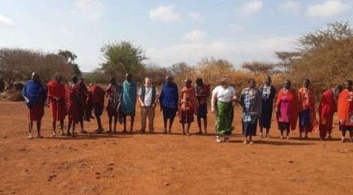 Gruppo di viaggiatori in visita a un villaggio Masai in Kenya
